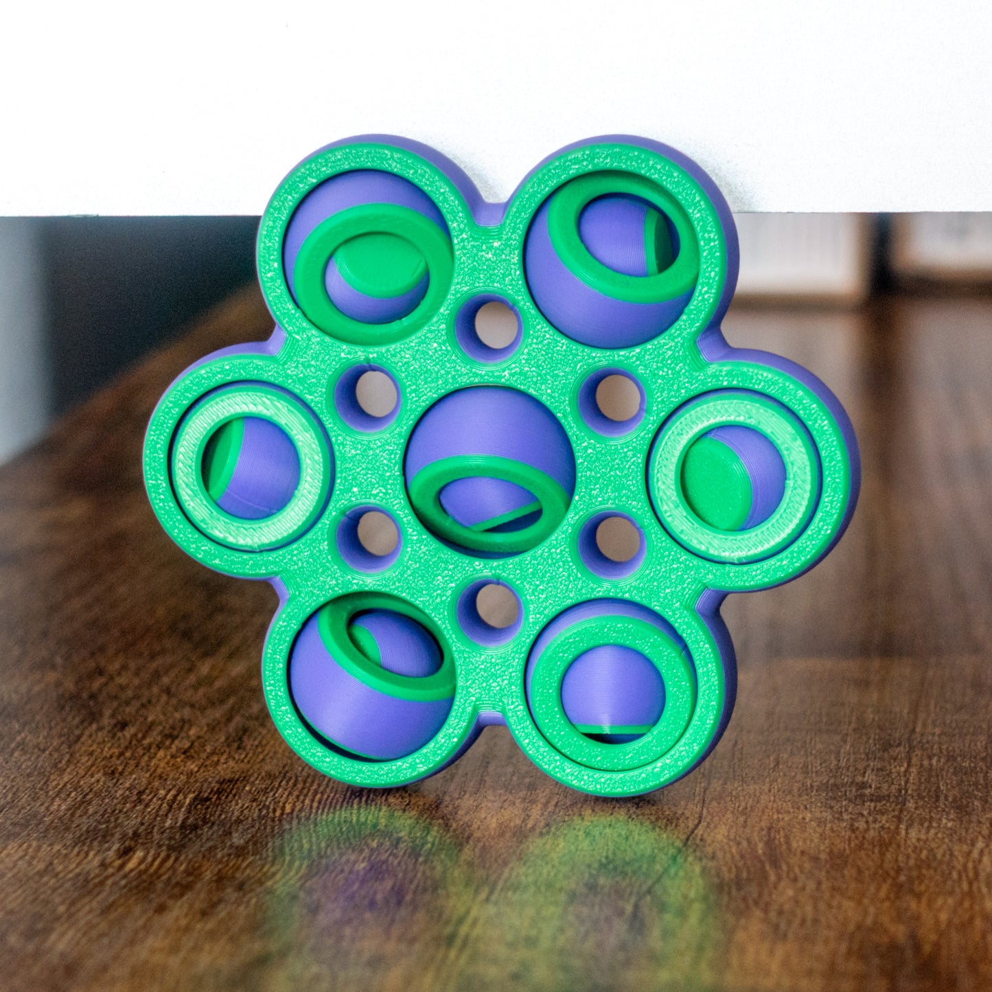 Alternative color Hexa gyro spin in use with articulated design and tactile details.